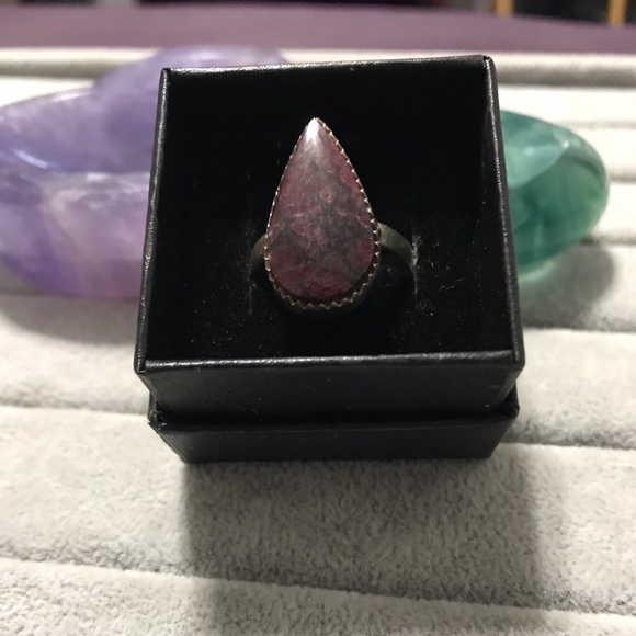 New Sterling Silver Teardrop Russian Eudialyte Ring Size 8 Red Greens Crystal - Picture 10 of 16
